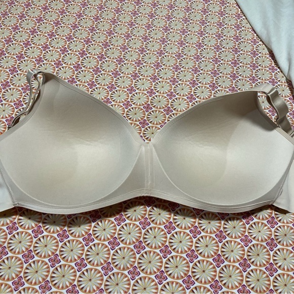 SOMA Vanishing 360 Wireless Bra in Cream | 40DDD - Picture 5 of 8